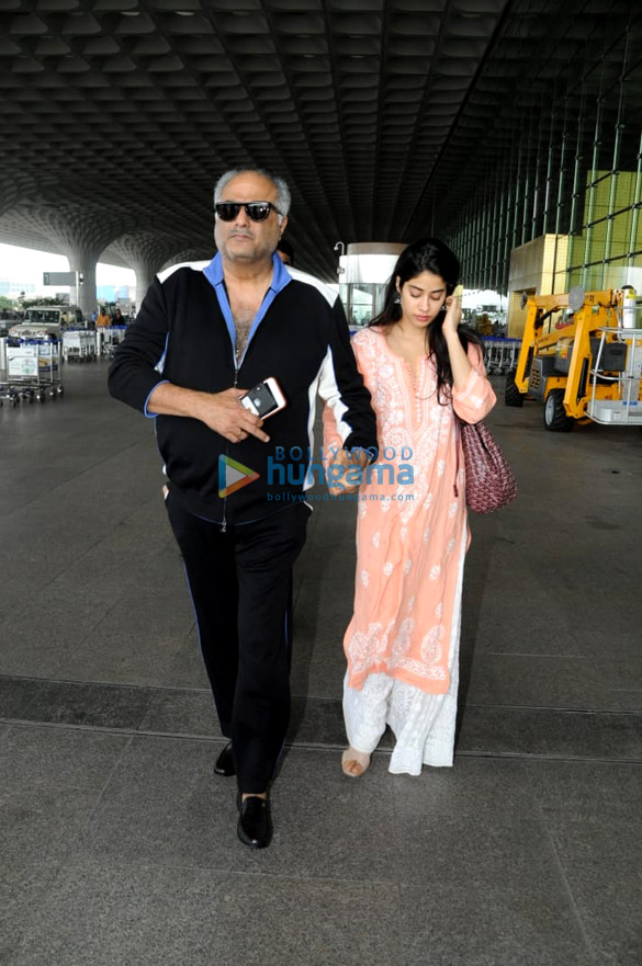 alia bhatt janhvi kapoor and others snapped at the airport 1