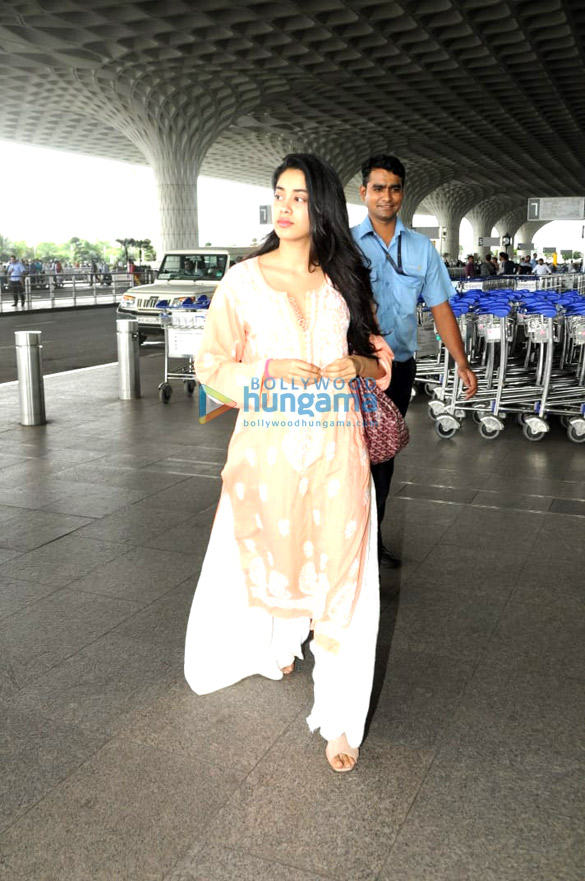 alia bhatt janhvi kapoor and others snapped at the airport 2
