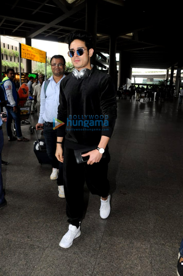 alia bhatt janhvi kapoor and others snapped at the airport 4