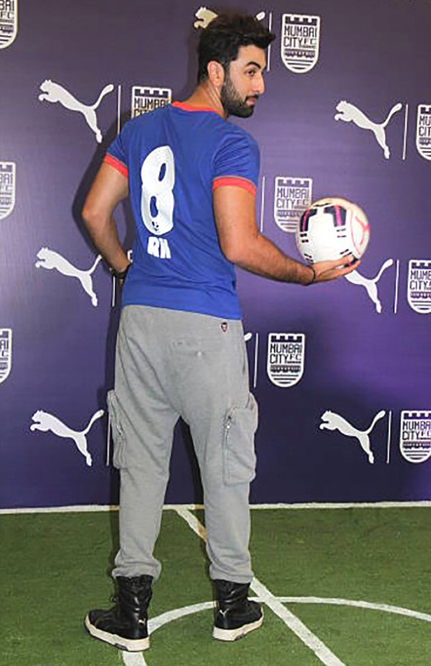 Alia Bhatt flaunts rumoured beau Ranbir Kapoor's favourite jersey number