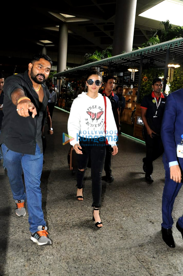 alia bhatt snapped at the airport 1 4
