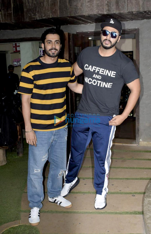 arjun kapoor and sunny singh nijjar spotted at hakims aalim salon in varsova 4
