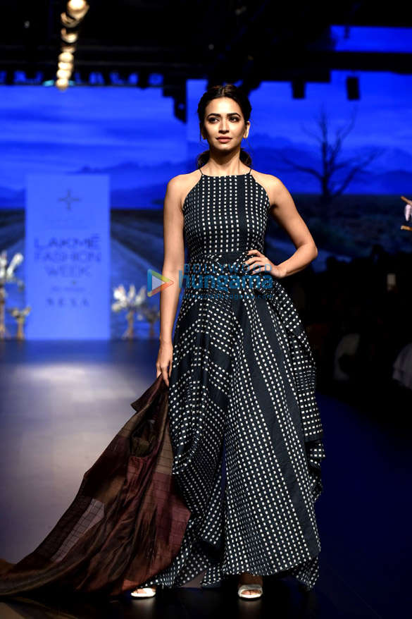celebs grace lakme fashion week 2018 day 5 19