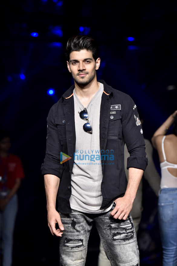 celebs grace lakme fashion week 2018 day 5 23