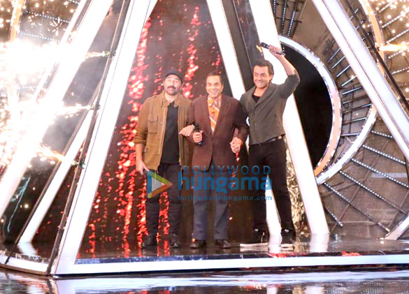 dharmendra sunny deol and bobby deol promote their film yamla pagla deewana phir se on the sets of indian idol 4