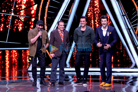 dharmendra sunny deol and bobby deol promote their film yamla pagla deewana phir se on the sets of indian idol 6