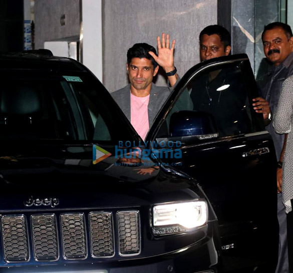farhan akhtar spotted in bandra post photoshoot 4