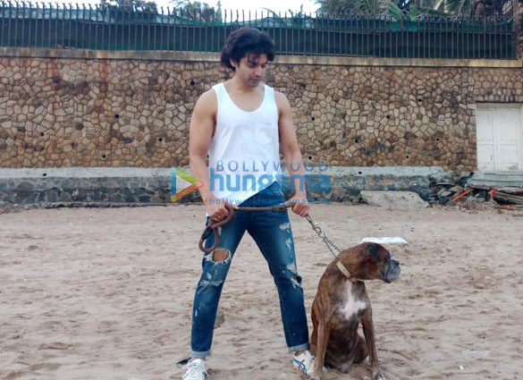 gurmeet choudhary snapped at juhu beach with his dog 3