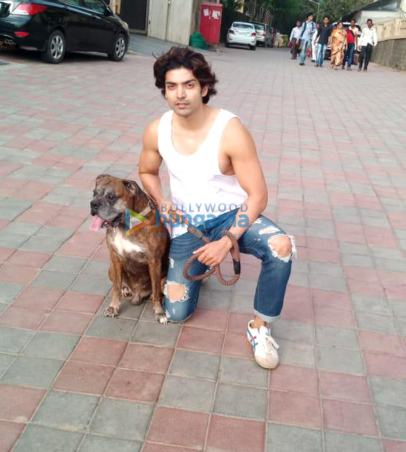 gurmeet choudhary snapped at juhu beach with his dog 6