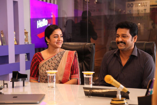 Tumhari Sulu remake: Jyothika impresses with her simplicity in Kaatrin Mozhi [see pics]