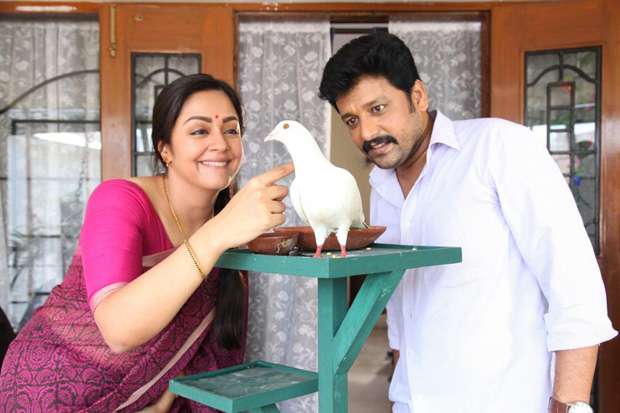 Tumhari Sulu remake: Jyothika impresses with her simplicity in Kaatrin Mozhi [see pics]