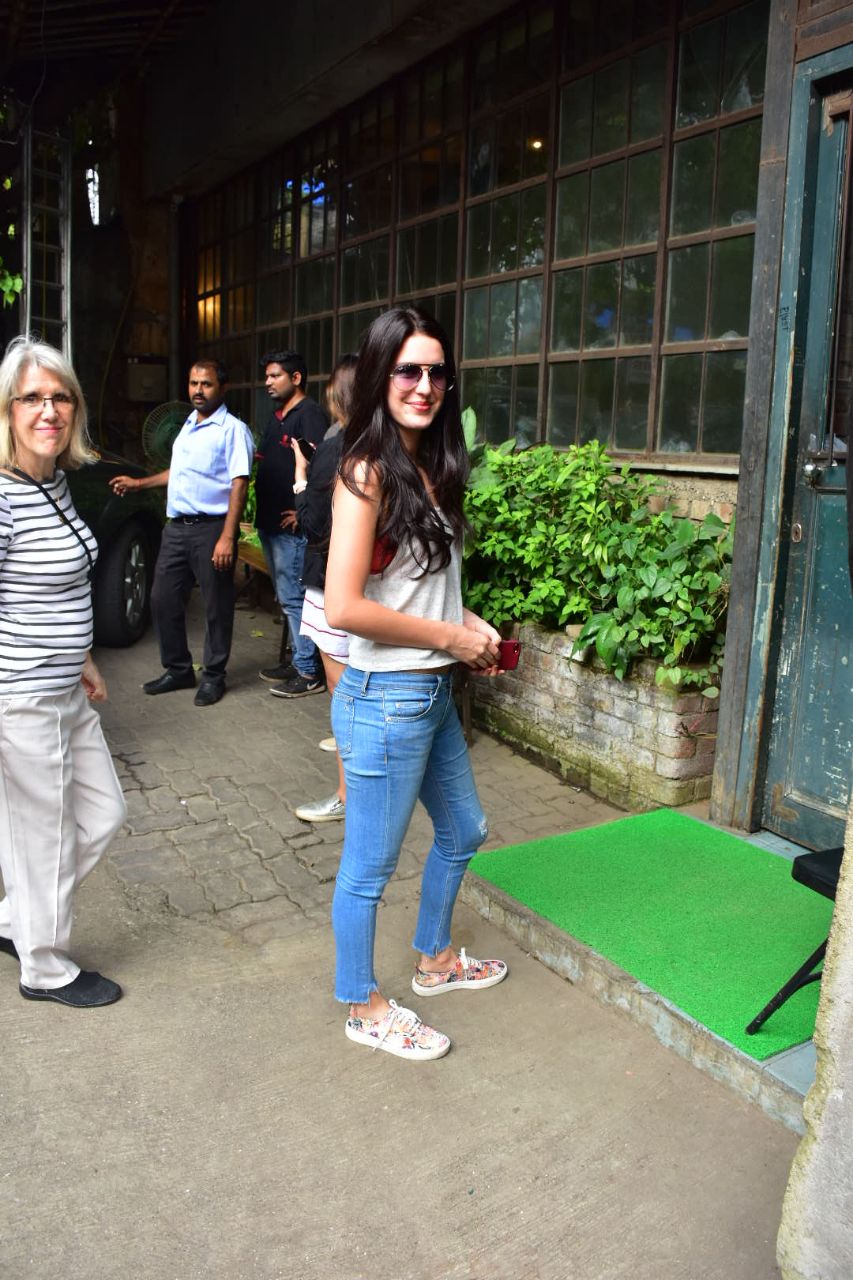 isabelle kaif spotted in bandra 4