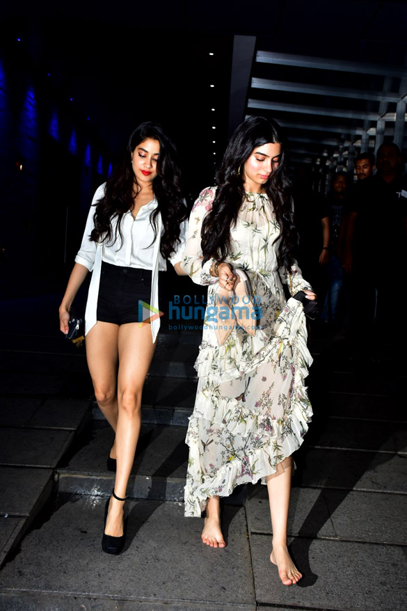 janhvi kapoor and khushi kapoor spotted after dinner in bandra 2