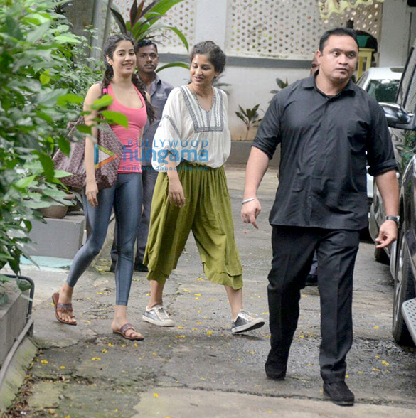 janhvi kapoor snapped outside gauri shindes office in bandra 1