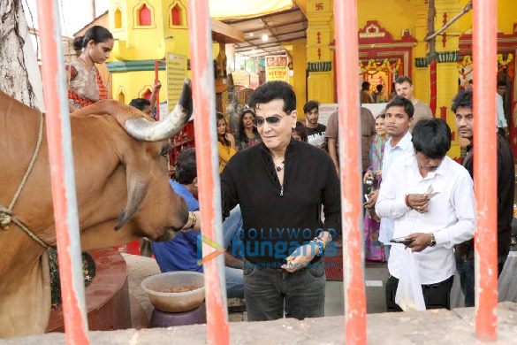 jitendra kapoor snapped at a temple in juhu 1