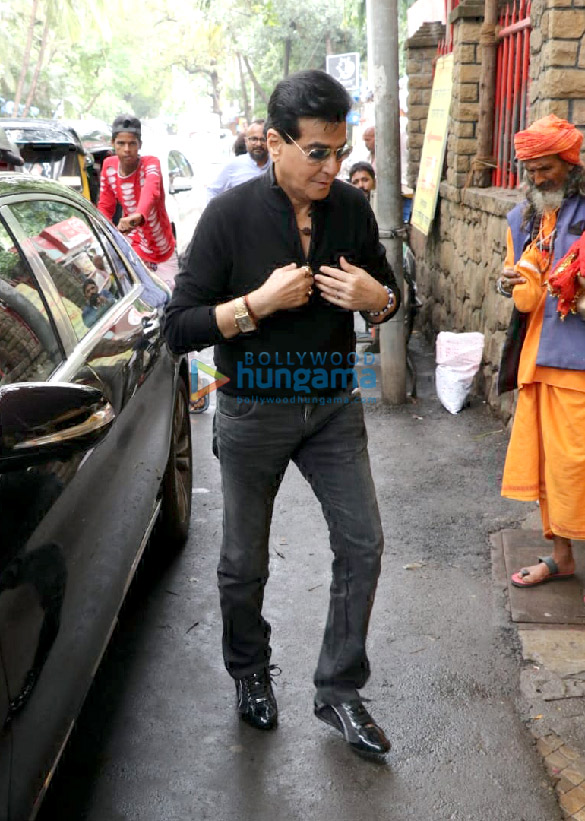 jitendra kapoor snapped at a temple in juhu 4