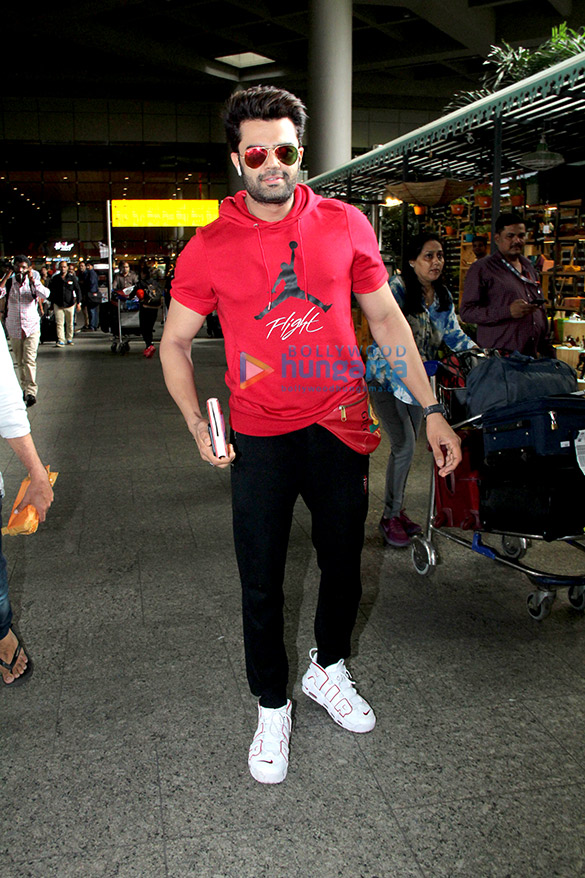 karisma kapoor bobby deol rani mukerji amyra dastur and others snapped at the airport 4