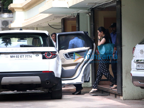 karisma kapoor spotted in bandra 2
