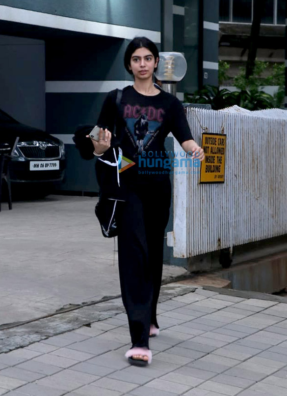 khushi kapoor spotted at sanjay kapoors house in juhu 1