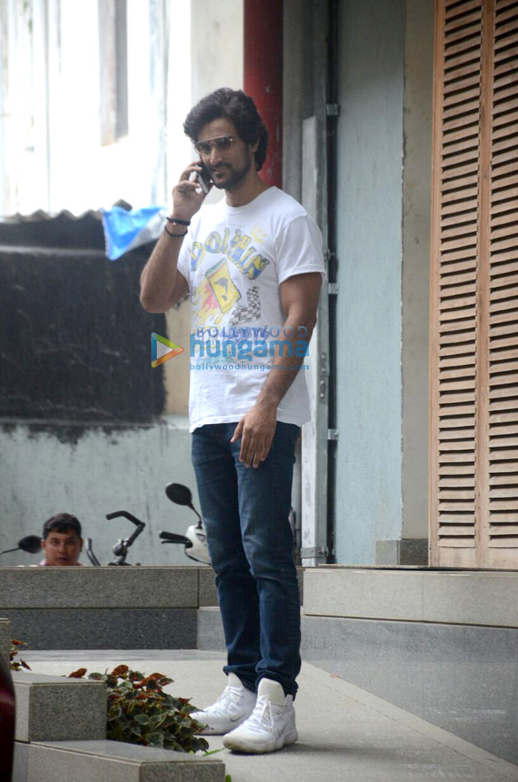 kunal kapoor snapped in bandra 1 2