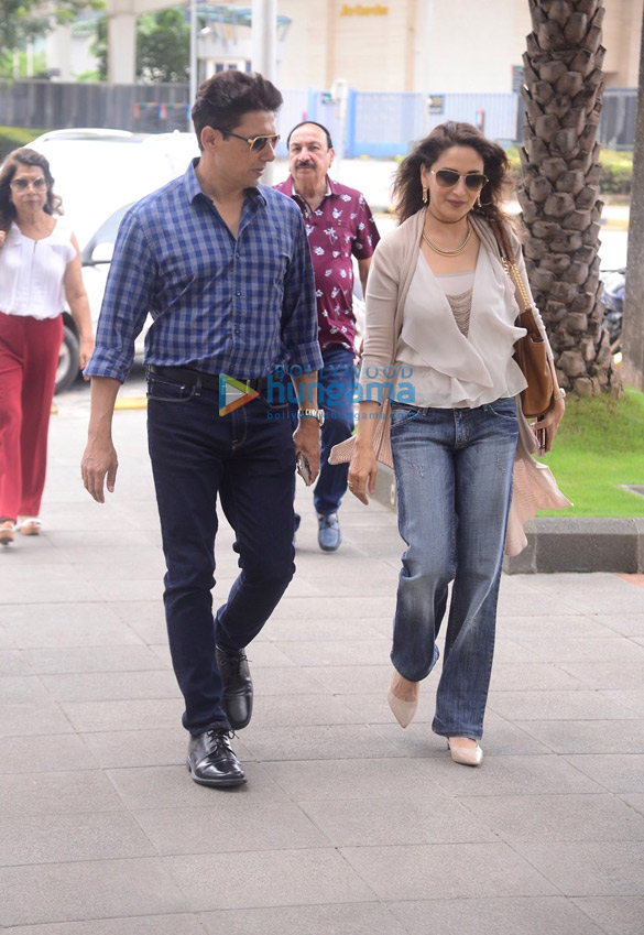 madhuri dixit snapped with her family 4