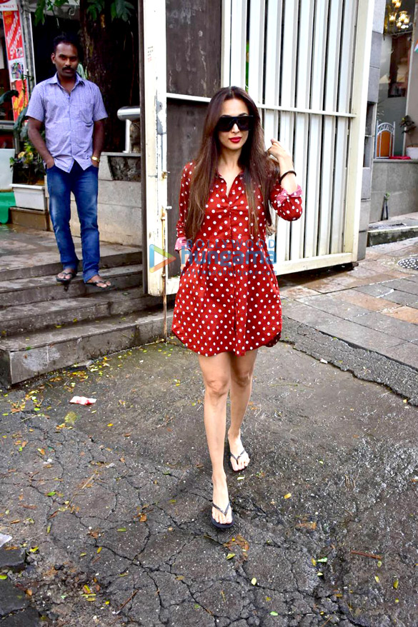 malaika arora snapped after salon session in bandra 6