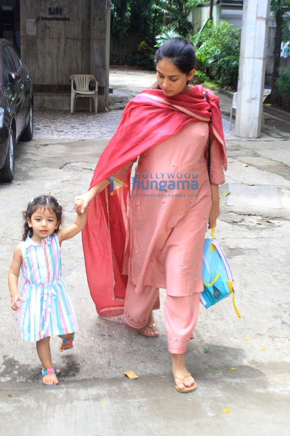 mira rajput snapped with her daughter misha in khar 1
