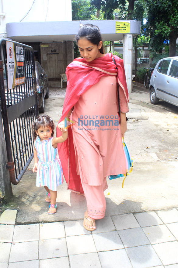 mira rajput snapped with her daughter misha in khar 4