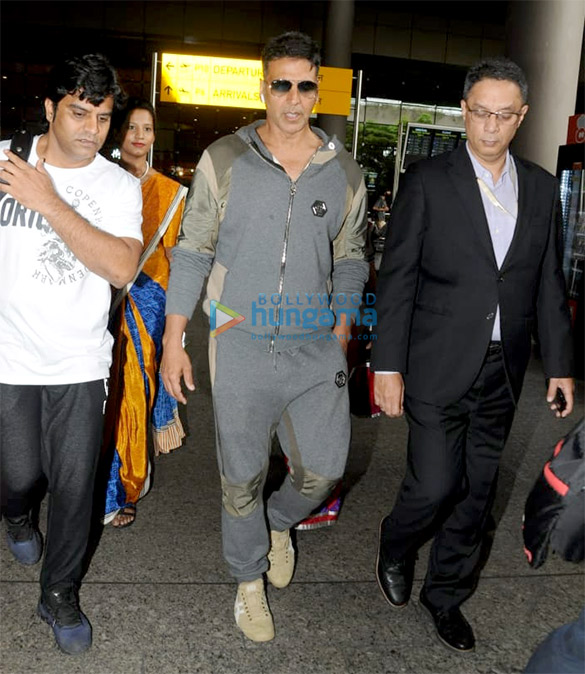 nidhhi agerwal and akshay kumar snapped at the airport 1