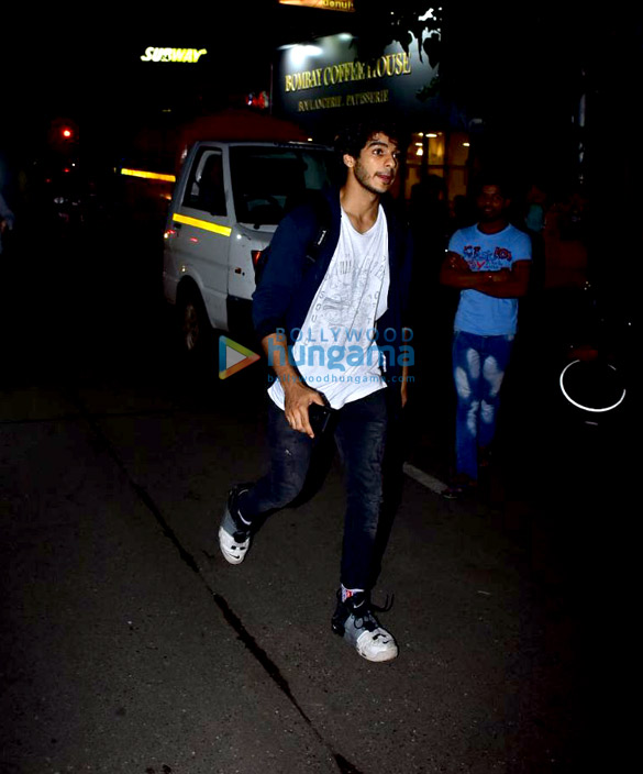 priyanka chopra janhvi kapoor and ishaan khatter snapped at bastain in bandra 5