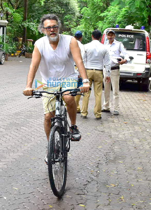 rakeysh omprakash mehra snapped on his cycle 3