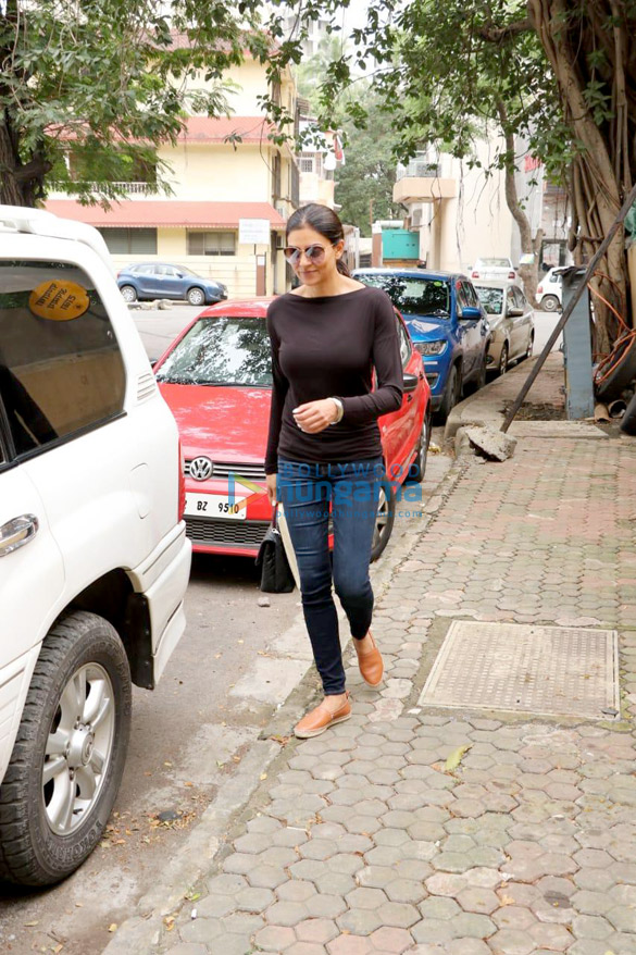 rhea chakraborty and sushmita sen spotted at the kitchen garden in bandra 3