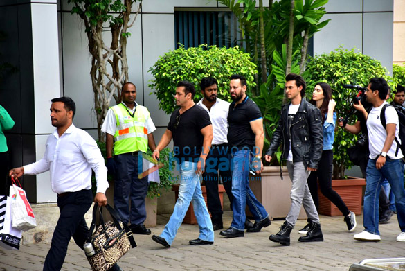 Salman Khan, Aayush Sharma, Warina Hussain and others snapped at the Kalina airport