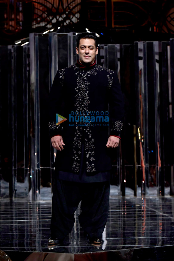 Salman Khan and Katrina Kaif walks the ramp for Manish Malhotra’s fashion show (4)