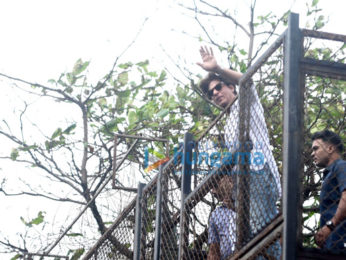 Shah Rukh Khan snapped outside Mannat wishing fans for Eid