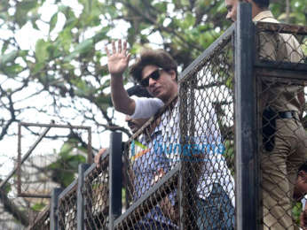 Shah Rukh Khan snapped outside Mannat wishing fans for Eid