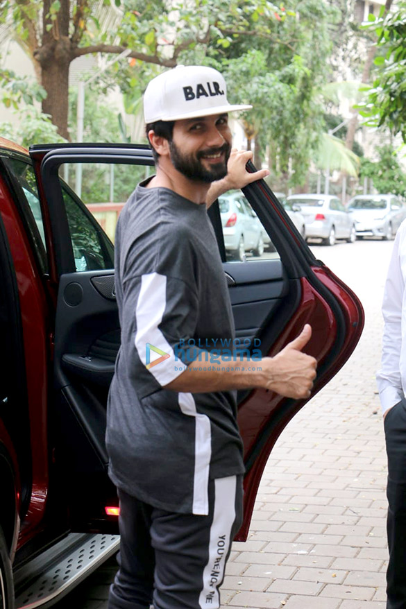 shahid kapoor spotted in juhu 3