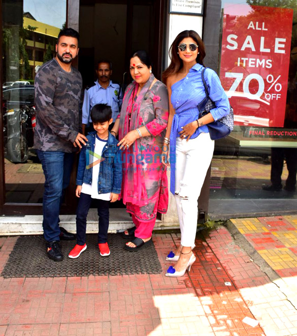 Shilpa Shetty snapped with family at Bastian in Bandra Shilpa Shetty snapped with family at Bastian in Bandra