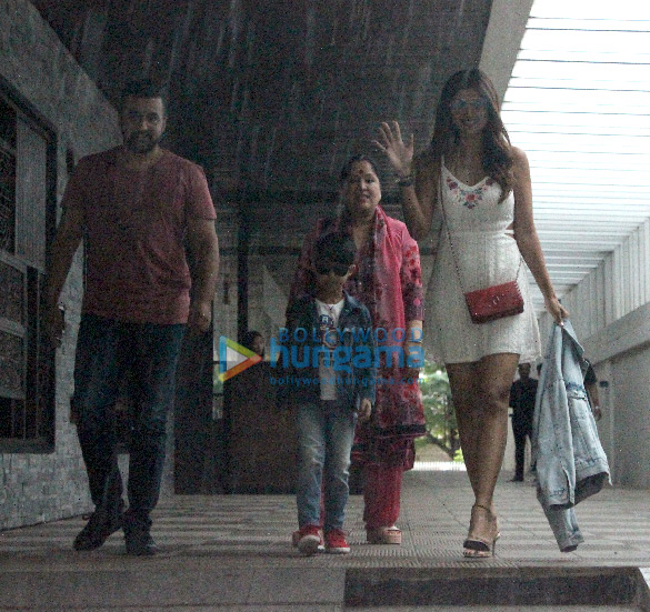 shilpa shetty snapped with family at hakkasan in bandra 2