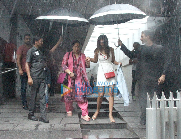 shilpa shetty snapped with family at hakkasan in bandra 4