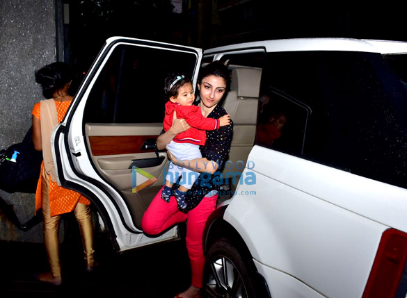 Soha Ali Khan snapped with daughter Inaaya Naumi Kemmu in Bandra Soha Ali Khan snapped with daughter Inaaya Naumi Kemmu in Bandra