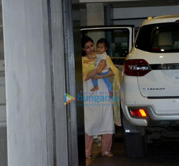 soha ali khan snapped with her daughter innaya in bandra 1