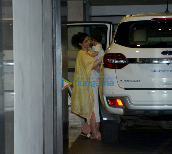 soha ali khan snapped with her daughter innaya in bandra 4