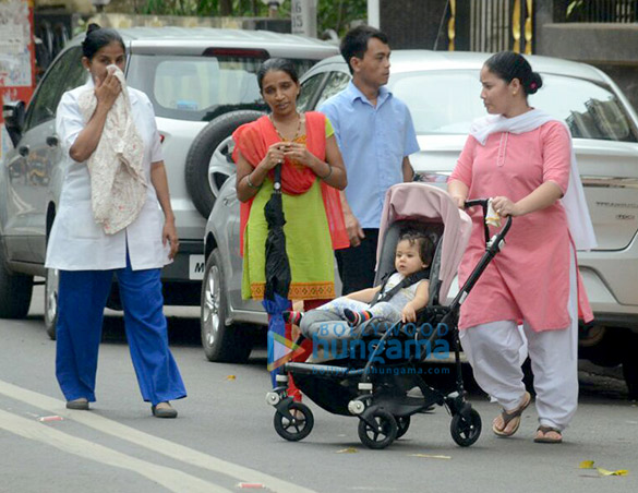 soha ali khans daughter baby inaaya spotted in khar 2