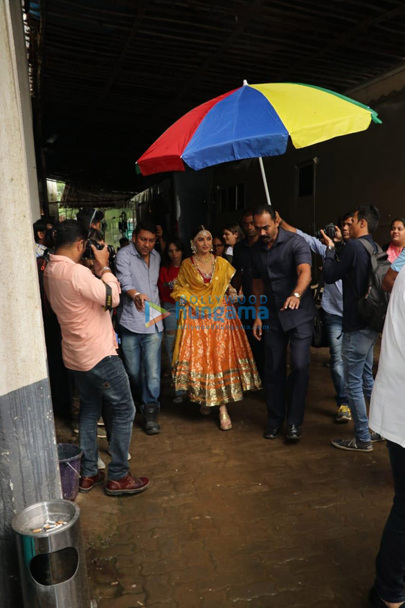 sonakshi sinha promotes happy phirr bhag jayegi on the sets of madhuri dixits dance deewane 3