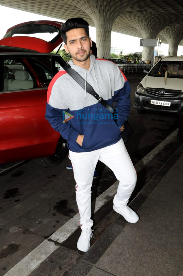 sonam kapoor ahuja raveena tandon and others snapped at the airport 3