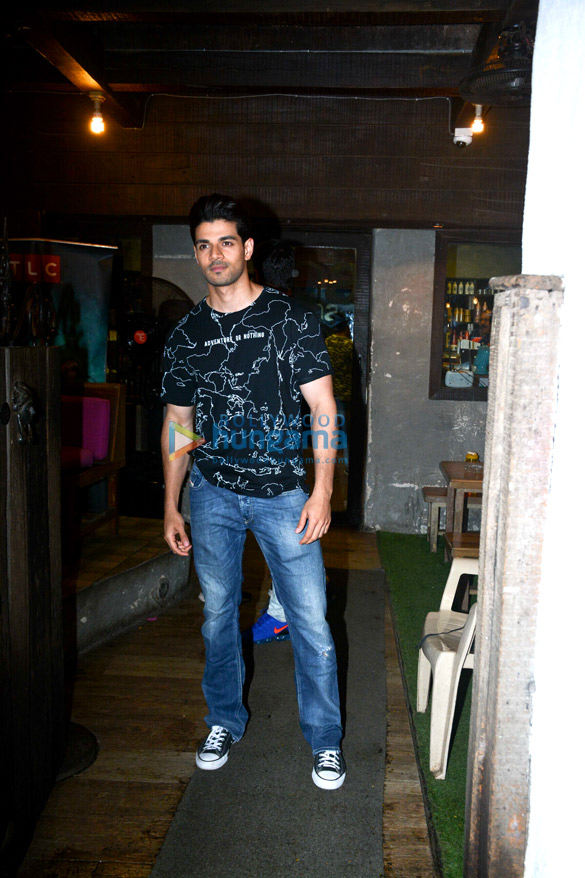 sooraj pancholi spotted at hakims aalim in bandra 2