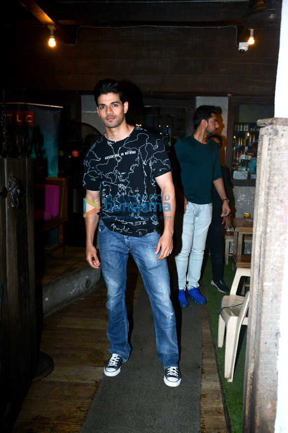 sooraj pancholi spotted at hakims aalim in bandra 3