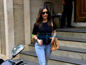 Sophie Choudry snapped at Manish Malhotra's house in Khar