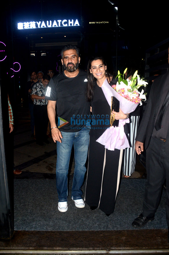 suniel shetty ahan shetty snapped at mana shettys birthday dinner at bkc 1